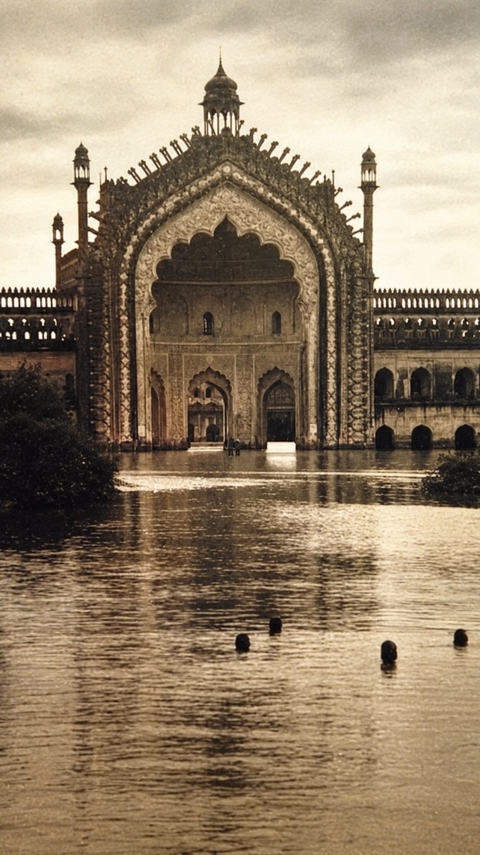 तस्वीर 1960 में आई बाढ़ की है। पुराने लखनऊ में रूमी दरवाजे के पास गले तक पानी में डूबे लोग नजर आ रहे हैं।