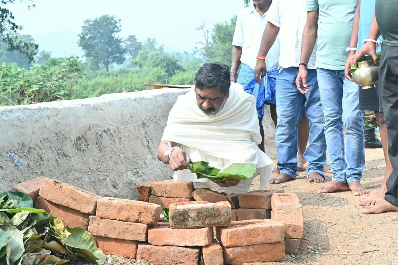 मुख्यमंत्री हेमंत सोरेन की दिवंगत मां रूपी सोरेन का दशकर्म आज रामगढ़ जिले के पैतृक गांव नेमरा में होगा।