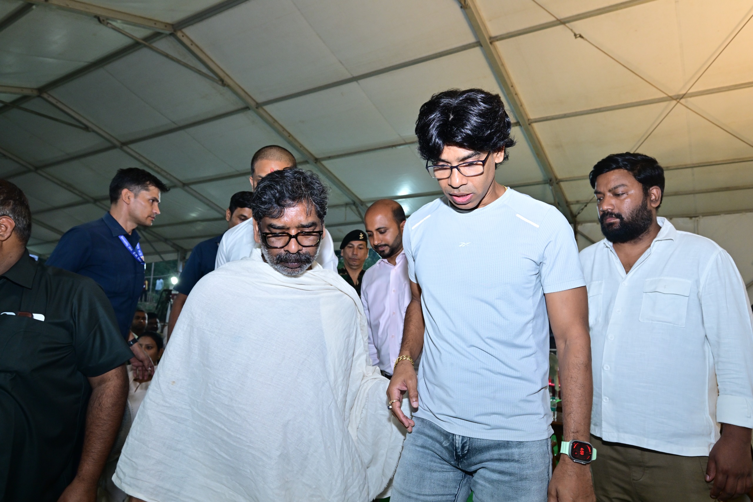 सीएम से सिल्ली विधायक अमित महतो ने मुलाकात की है।