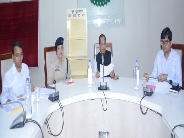 बैठक में रायपुर ग्रामीण की पुलिस अधीक्षक श्वेता श्रीवास्तव सिन्हा ने हाईराइज बिल्डिंग में पर्याप्त पार्किंग की व्यवस्था सुनिश्चित करने पर जोर दिया