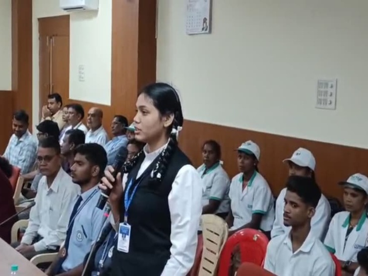 ऑनलाइन क्लासेस के शुभारंभ अवसर पर छात्र