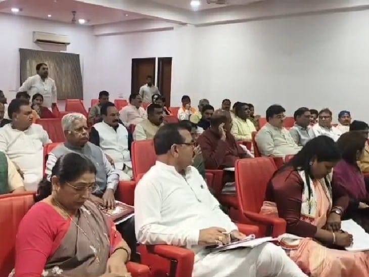 बैठक में आगामी चुनाव की रणनीतियों, प्रचार-प्रसार की तैयारियों व कार्ययोजनाओं पर चर्चा कर रूपरेखा तय की गई।