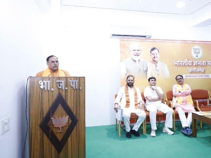 प्रदेश संगठन महामंत्री कर्मवीर सिंह ने जिला प्रभारियों और पार्टी पदाधिकारियों को बूथ लेवल तक निकायों को मजबूत बनाने की रणनीति पर बातचीत की।