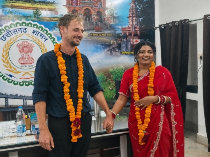 कोर्ट मैरिज के बाद दोनों खुश नजर आए।