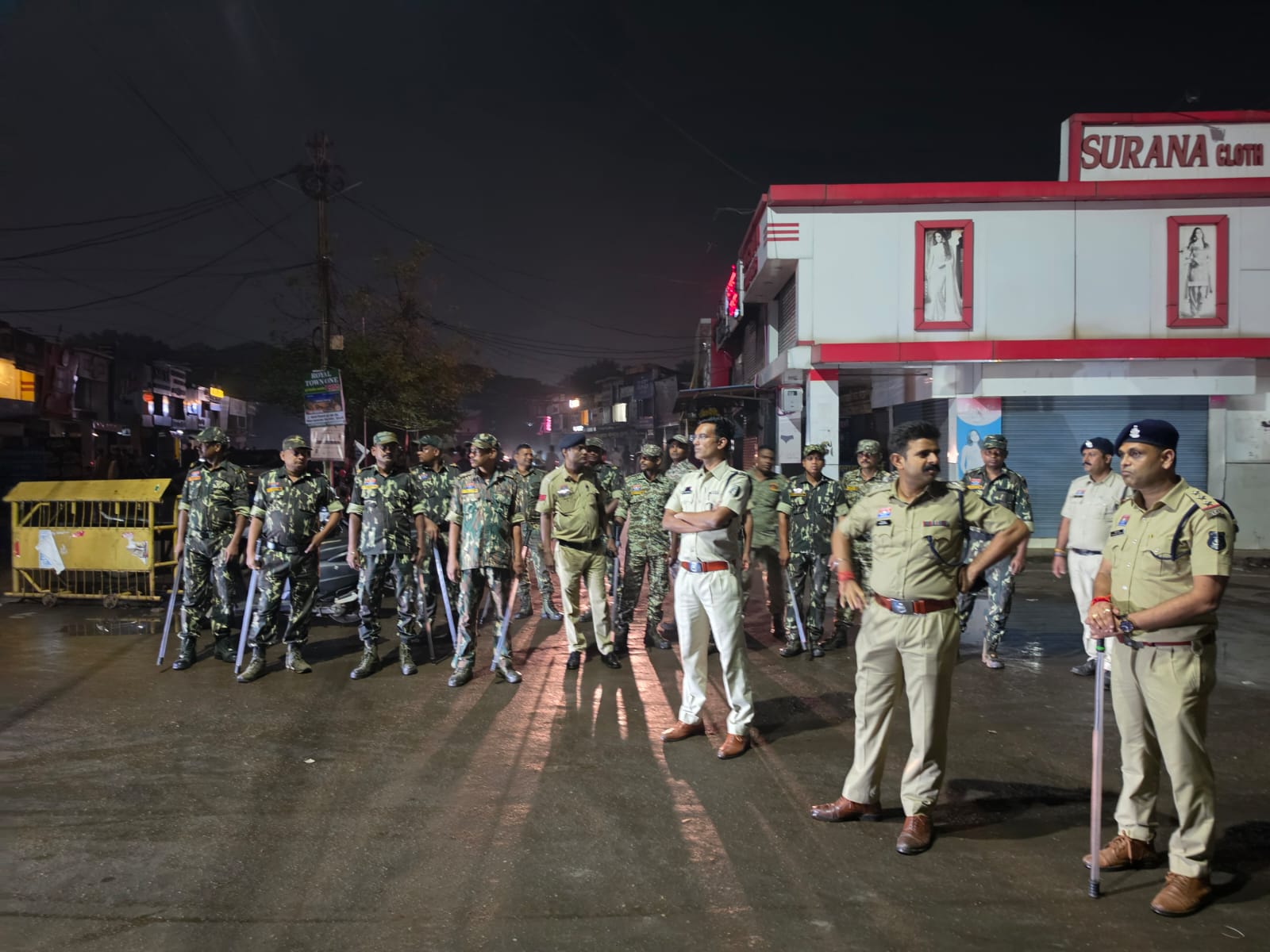 सुरक्षा को लेकर चप्पे-चप्पे पर पुलिस है तैनात।