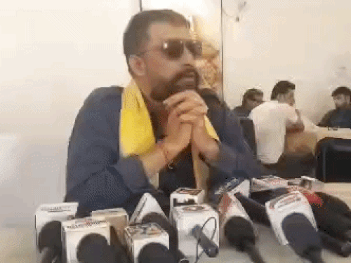 पत्रकारों से बात करते हुए नवीन जयहिंद।