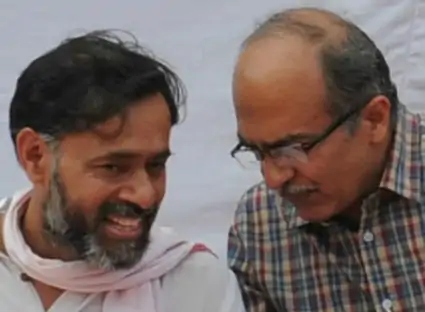 योगेंद्र यादव और प्रशांत भूषण की फाइल फोटो।