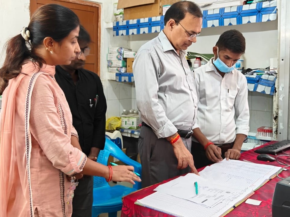 अस्पताल में मौजूद रजिस्टर की जांच करते मुख्य स्वास्थ्य अधिकारी।