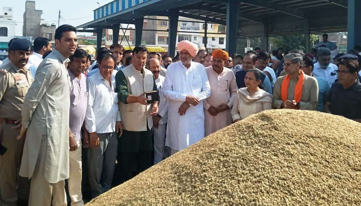 डबवाली मंडी में धान खरीद को लेकर नमी की जांच करते हुए कृषि मंत्री श्याम सिंह राणा व साथ में अन्य अधिकारी व किसान, आढ़ती