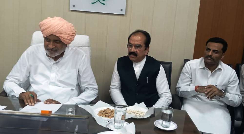 कृषि मंत्री श्याम सिंह राणा मीडिया को जानकारी देते हुए