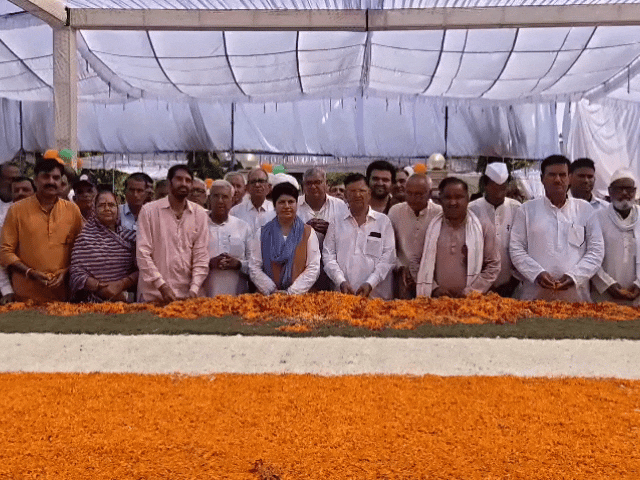 कांग्रेस के दिग्गज नेता रामनारायण चौधरी की 14वीं पुण्यतिथि पर श्रद्धांजलि सभा में शामिल लोग।