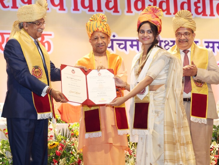 छात्रा तेजस्विनी कौशल को BA LLB ऑनर्स में सबसे ज्यादा नंबर लाने पर गोल्ड मेडल मिला।