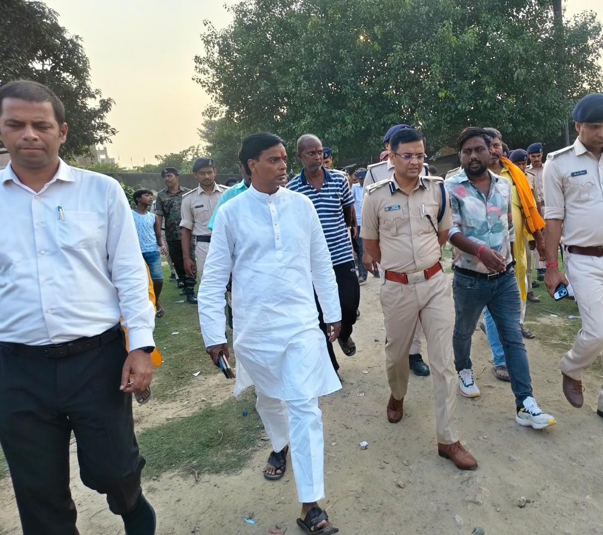 विभिन्न पूजा पंडालों का निरीक्षण करते हुए अधिकारी