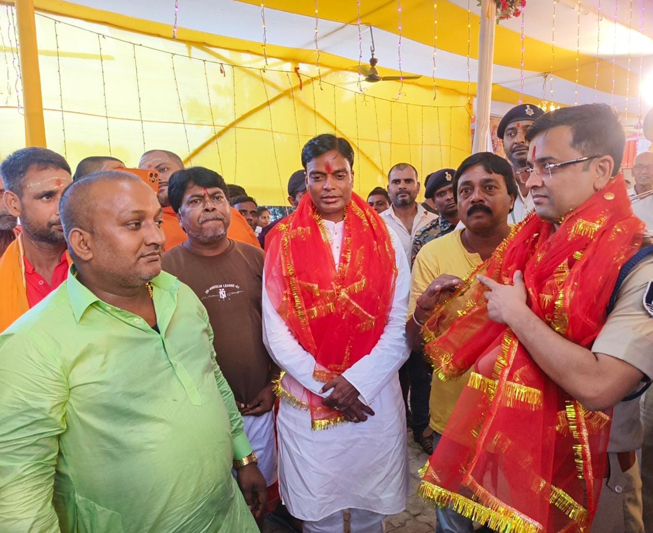 पूजा कमिटी के सदस्यों ने माँ की चुनरी देकर सम्मानित किया।