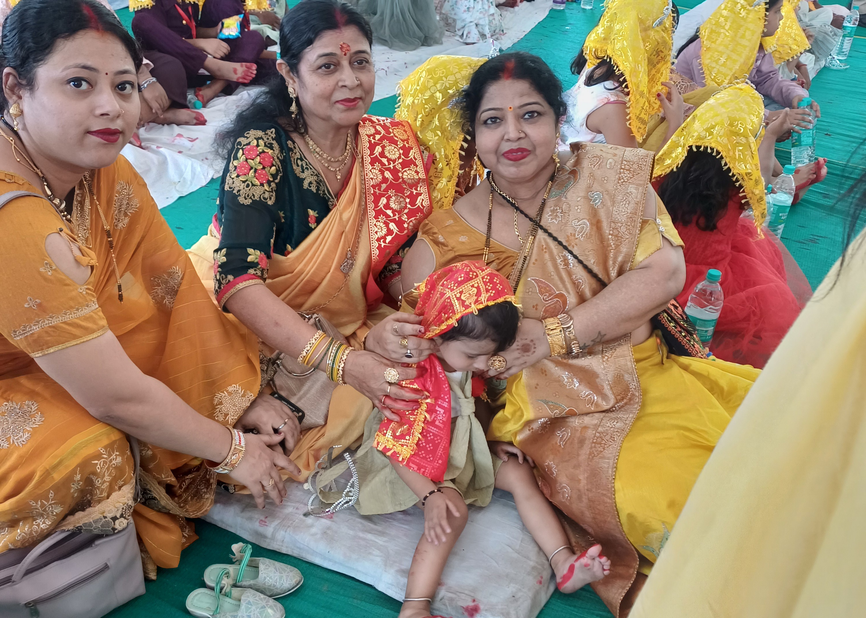 एक कन्या के साथ महिलाएं।