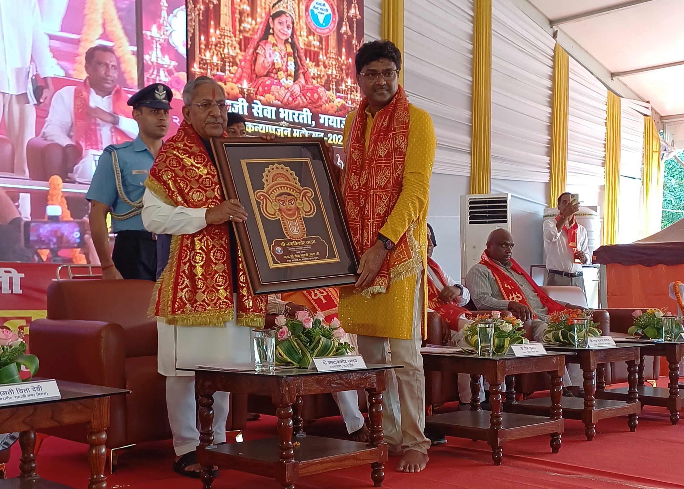 राज्यपाल को सम्मानित करते सेवा भारती के एक सदस्य।