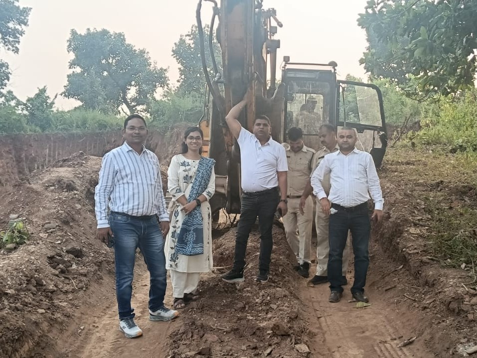 Katni Illegal Mining Raid | Mineral Department Seize Poklain Machine
