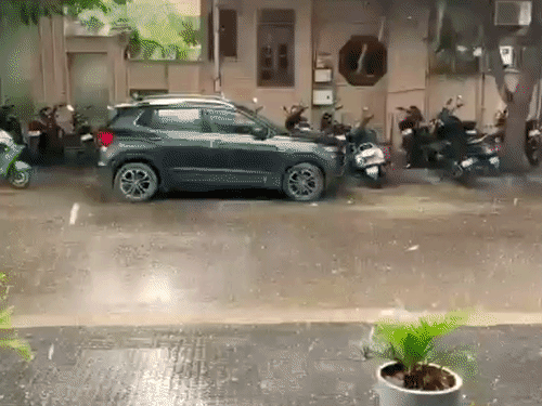 राजस्थान में वेस्टर्न डिस्टर्बेंस का असर बना हुआ है। रविवार को जयपुर के कई इलाकों में बारिश हुई और ओले गिरे।