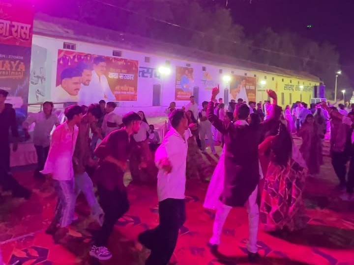 अयोध्या धाम फुटबॉल ग्राउंड में ओपन गरबा रास महोत्सव में गरबा करते प्रतिभागी।