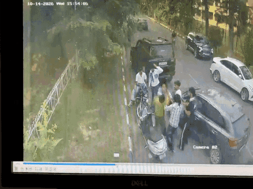 आरोप है कि वीडियो बनाने पर प्रोफेसर के साथ मारपीट की गई, युवकों ने उनका कॉलर पकड़कर खींचा।