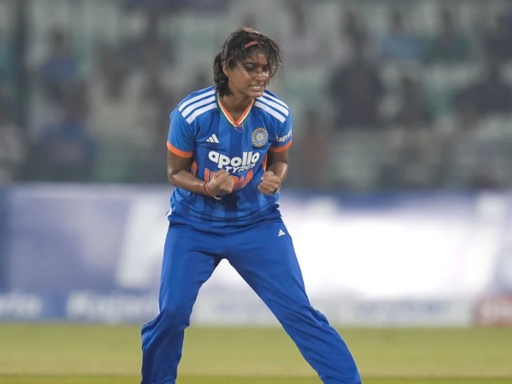 जिम्बाब्वे की केलिस एनधलोवु को आउट करने के बाद जश्न मनातीं भारतीय गेंदबाज नंदनी शर्मा।