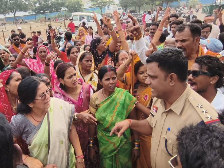 रविवार को बड़ी संख्या में वार्डवासी जुटे। उन्होंने बुलडोजर कार्रवाई की मांग की।