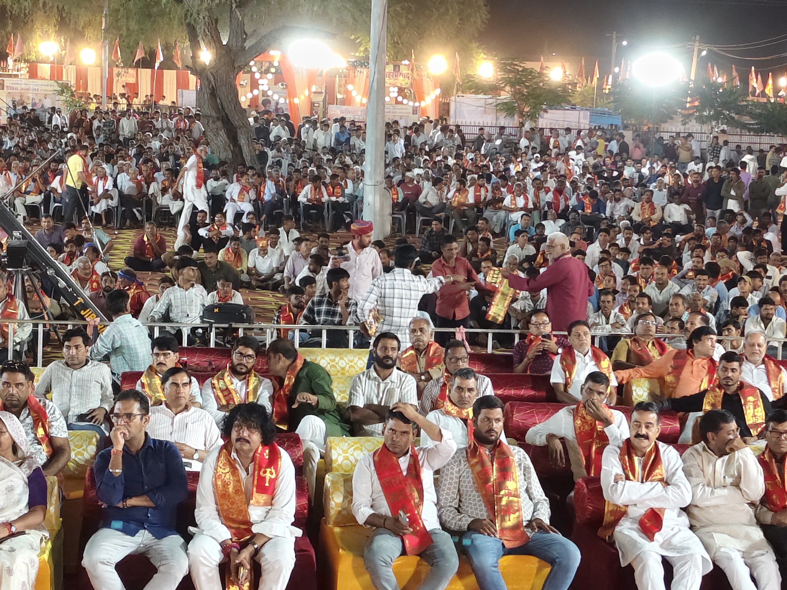 छापर के नरबदा बास मां करणी मंदिर में शनिवार रात 639वां जन्मोत्सव मनाया गया।