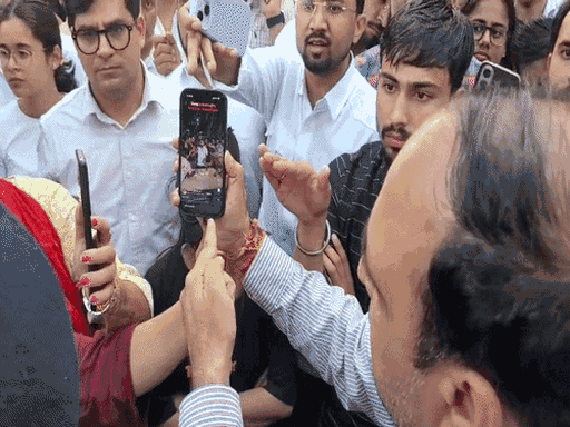 स्टूडेंट्स ने मोबाइल में वीडियो दिखाकर आरोप लगाया कि पुलिसवाले आरोपियों के साथ बर्थडे सेलिब्रेट कर रहे थे।