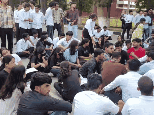 आरोपियों की गिरफ्तारी की मांग करते हुए शुक्रवार को स्टूडेंट्स कैंपस में धरने पर बैठे।