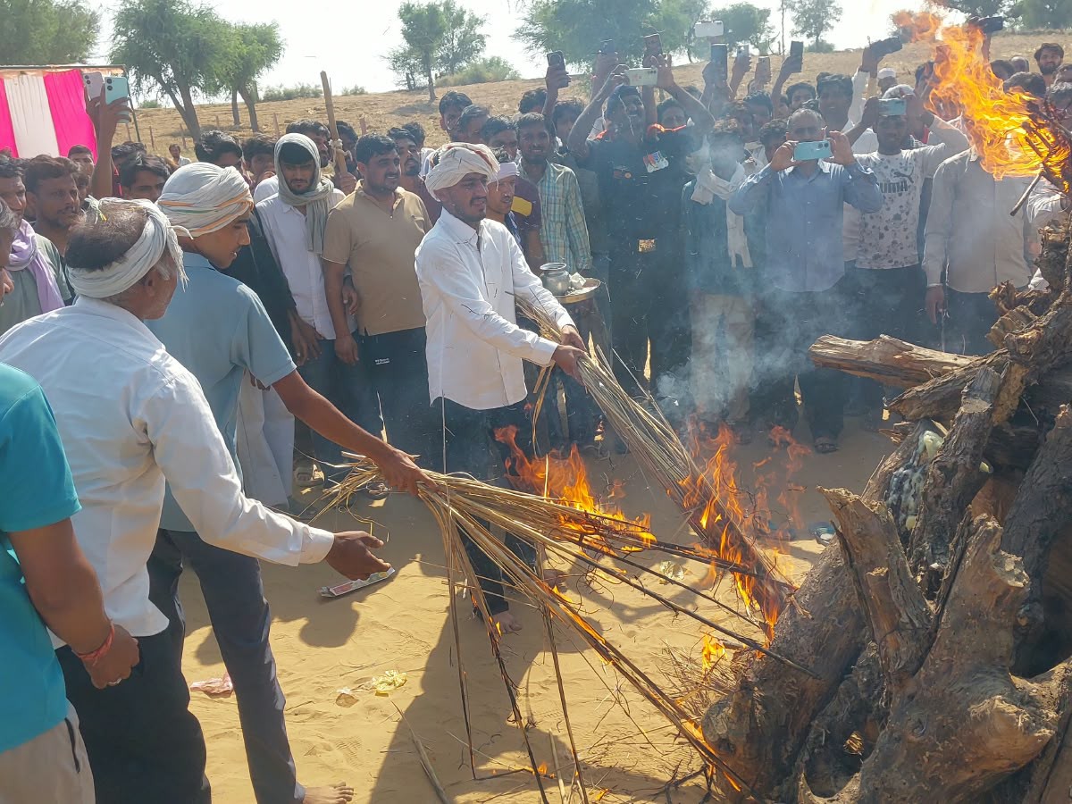 छोटे भाई निर्मल ने महेश को मुखाग्नि दी।