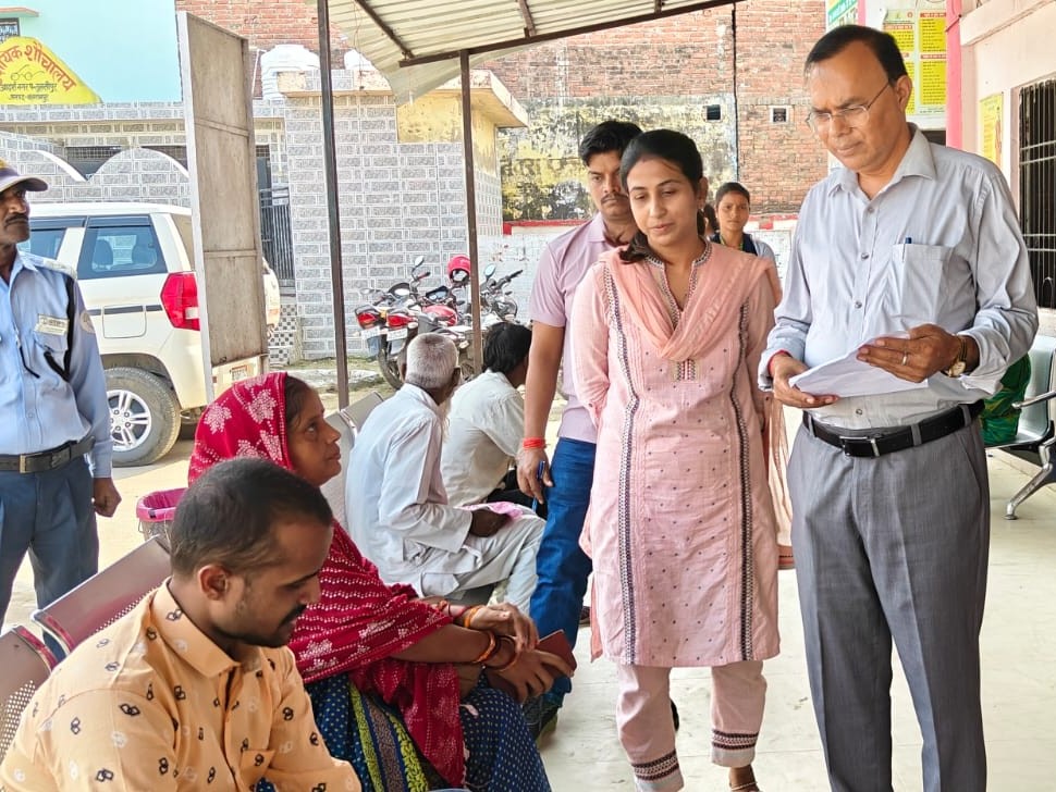 मरीजों से फीडबैक लेते मुख्य स्वास्थ्य अधिकारी।