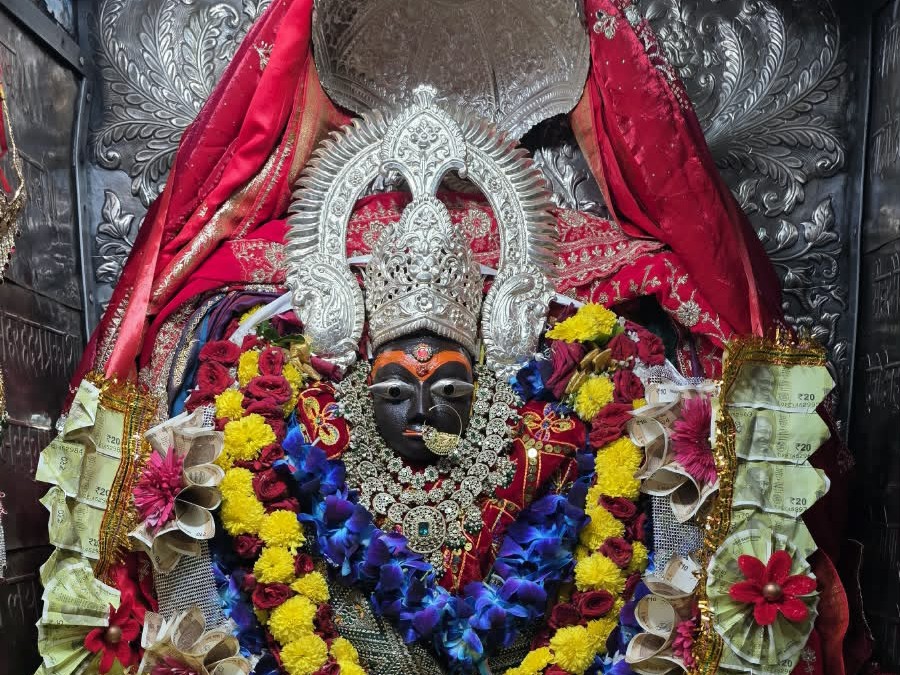 मैहर में अष्टमी पर मां शारदा का भव्य श्रृंगार किया गया।