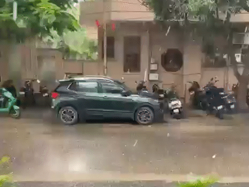 जयपुर के राजापार्क, जवाहर नगर सहित कई इलाकों में बारिश के साथ ओले गिरे।