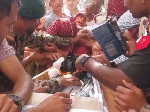 बेटे की पार्थिव देह देखकर मां बिलख पड़ी।