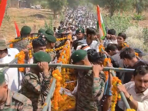 ट्रेनी अग्निवीर महेश कुमार मुहाल की पार्थिव देह उनके गांव पीथीसर लाई गई।