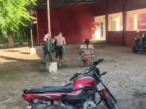 लोग घायलों को गोद में उठाकर अस्पताल की ओर लेकर भागते दिखे।