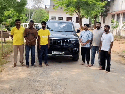 तस्वीर पुलिस के गिरफ्त में आए तस्करों की है, जिनसे नेटवर्क को लेकर पूछताछ की जा रही है।