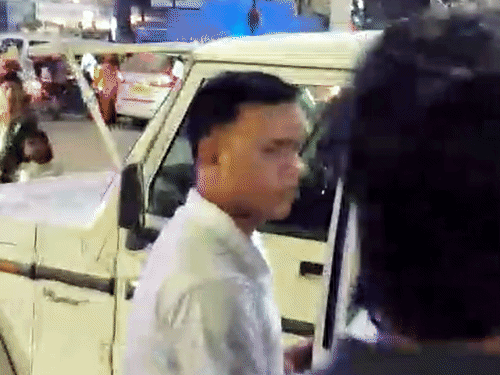 हंगामे के बाद जवान को थाने ले गई पुलिस।