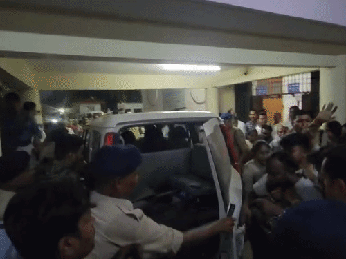 धक्का-मुक्की के बाद भीड़ ने आरोपियों की पिटाई कर दी।