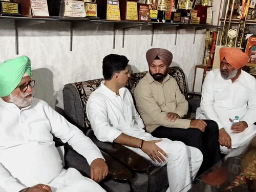 कबड्डी खिलाड़ी संदीप नंगल अंबियां के परिवार से मुलाकात करते सचिन पायलट और कांग्रेस नेता। - Dainik Bhaskar