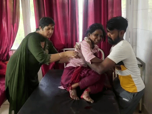 अस्पताल में भर्ती घायल महिला दर्द से कराहती हुई