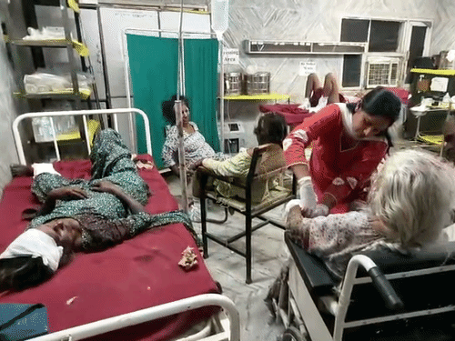 घायलों में महिलाओं भी शामिल हैं। उन्हें अस्पताल में भर्ती करवाया गया है।