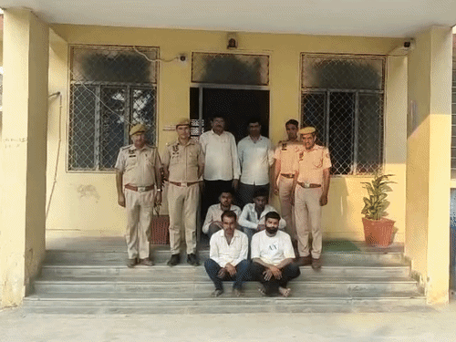 पुलिस ने पिता, चाचा सहित चार आरोपियों को गिरफ्तार किया है।