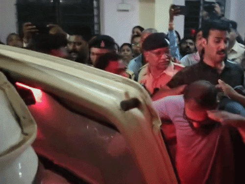 गुस्साई भीड़ ने पुलिस से धक्का-मुक्की करते हुए आरोपी की टी-शर्ट खींची।