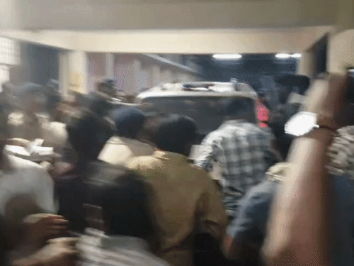 पिटाई के बाद पुलिस ने भीड़ को खदेड़ा।