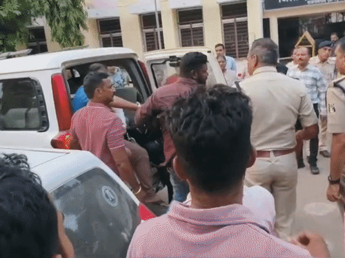 पुलिस ने गिरफ्तारी के बाद आरोपियों को कोर्ट में पेश किया।
