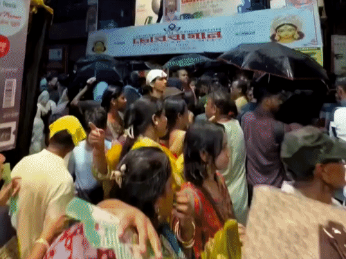 बारिश के बीच पंडाल में एकसाथ भीड़ घुस गई। भगदड़ में 19 लोगों की मौत हो गई।