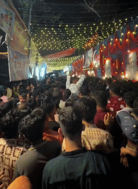 पहली तस्वीर: चाेरबागान पंडाल चित्तरंजन एवेन्यू से एक संकरी सड़क पर बनाया गया है। हादसे से ठीक पहले यहां हजारों की भीड़ थी।