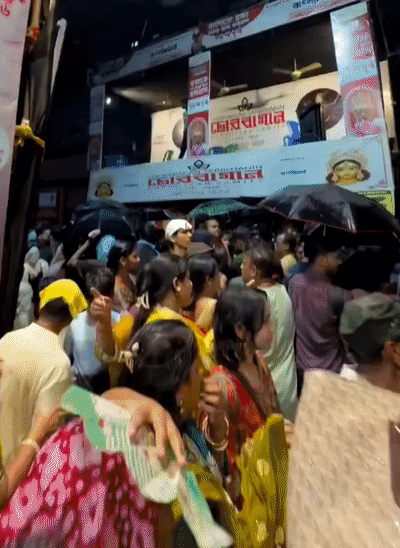 तीसरी तस्वीर: पंडाल के एग्जिट गेट के बाहर मौजूद भीड़, बारिश तेज हुई तो बाहर जाती भीड़ के साथ सड़क पर मौजूद लोग भी अंदर घुसे।