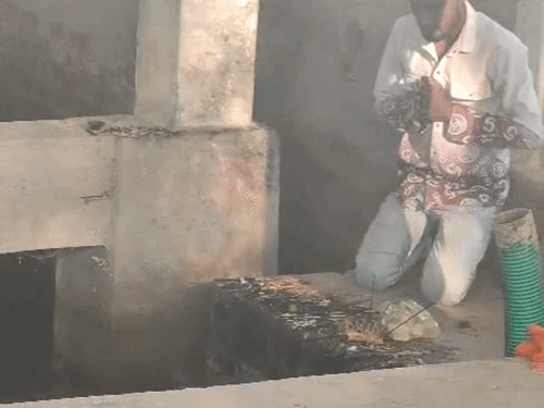 कुंड के अंदर प्रतिमा के होने के कारण श्रद्धालु बाहर से ही पूजा करते हैं।